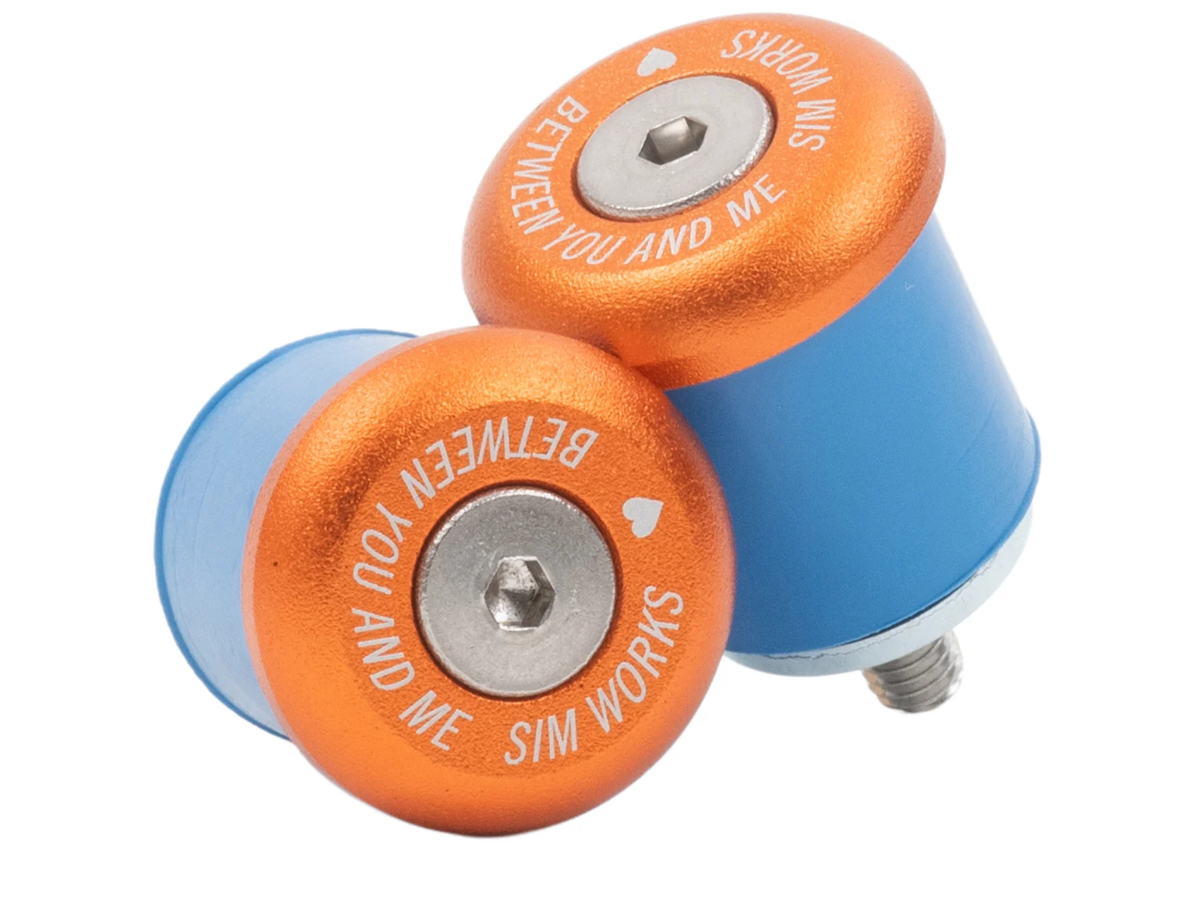 Embouts de guidon SimWorks Sim Drops 24 coloris Sunrise orange avec bouchons silicone bleus et boulons inox — pour cintres courbés 24mm, texte "Between You and Me / Sim Works" gravé sur la face