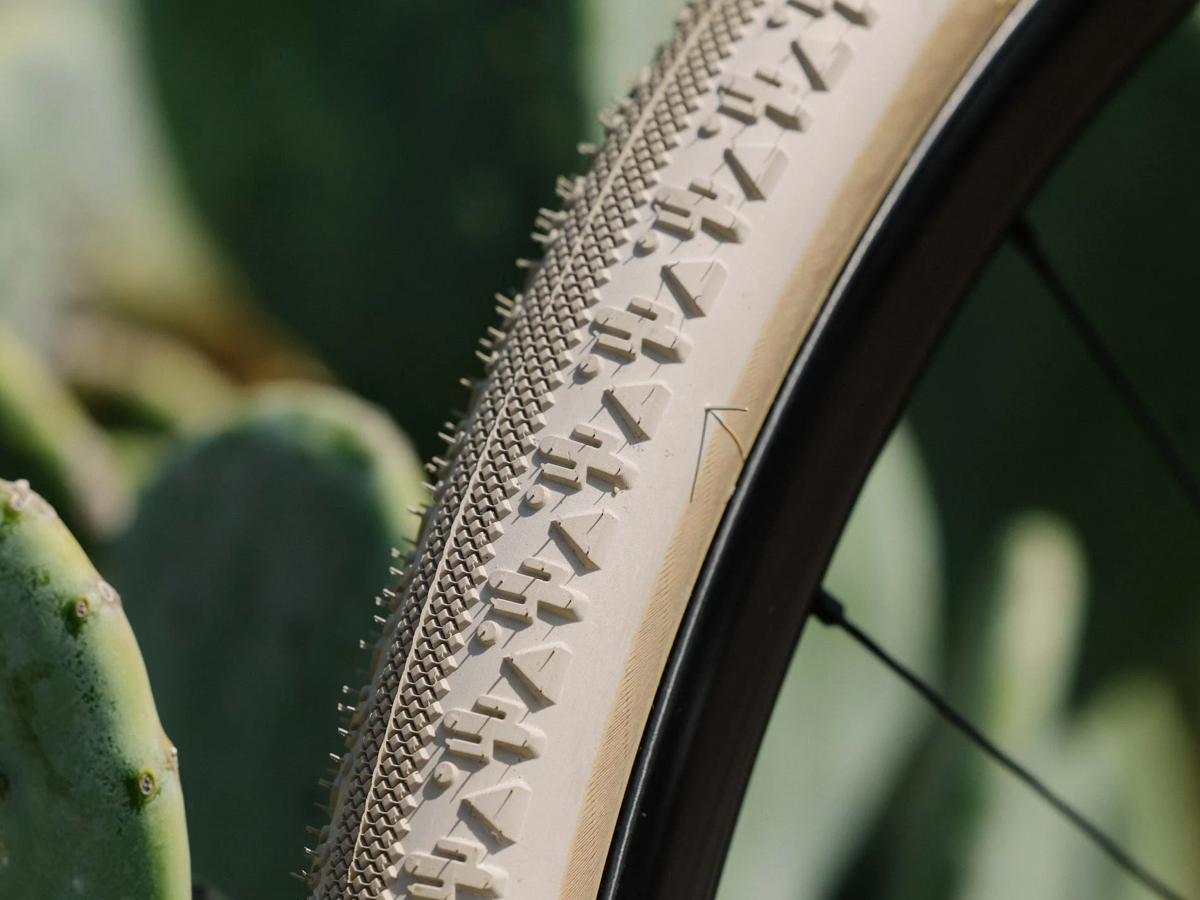 PNEUS SIMWORKS x TOMII CYCLES - FARAWAY