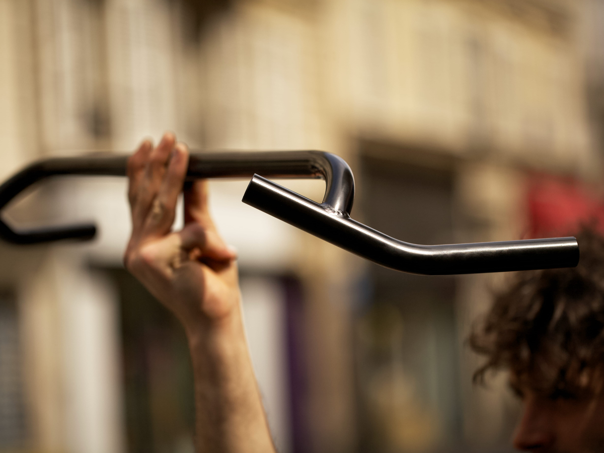 GUIDON SURLY - CORNER BAR