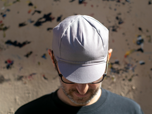 Casquette de cyclisme Blue Lug Muji coloris gris, vue de dessus visière baissée. Panneaux unis sans impression.