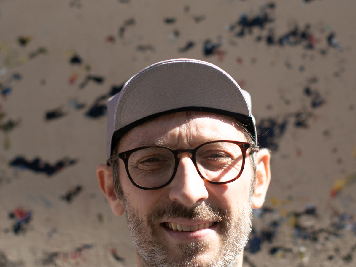 Casquette de cyclisme Blue Lug Muji coloris gris portée visière relevée, vue de face. Les panneaux en coton uni sans impression sont visibles.