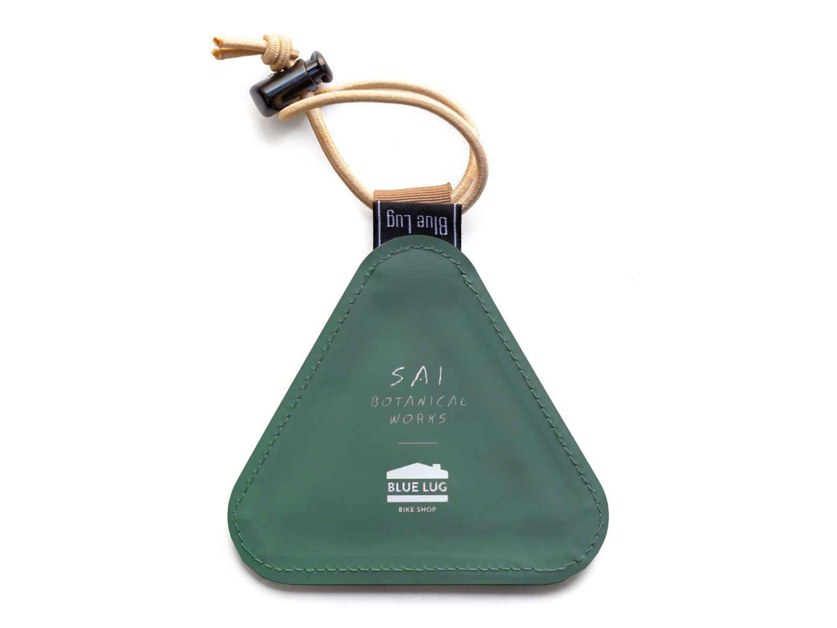 BLUE LUG TRIANGLE REFLECTOR SAI FLOWER – La Chouette Paris