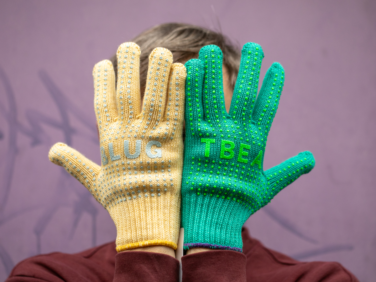 Gants laine mérinos Blue Lug x Tembea jaune et turquoise, motif anti-glisse et marquage BLUG/TBEA visibles