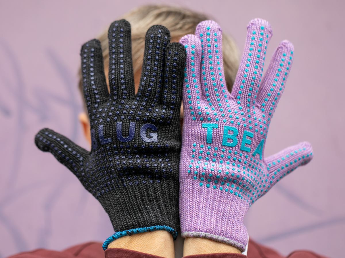Gants laine mérinos Blue Lug x Tembea noir et lavande, points anti-glisse et contraste des coloris