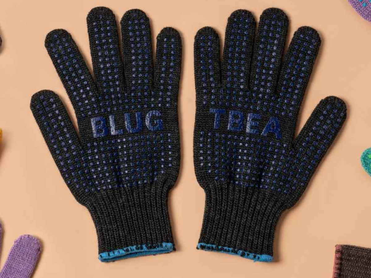 Gants laine mérinos Blue Lug x Tembea noirs avec points anti-glisse bleus, vue à plat des deux paumes