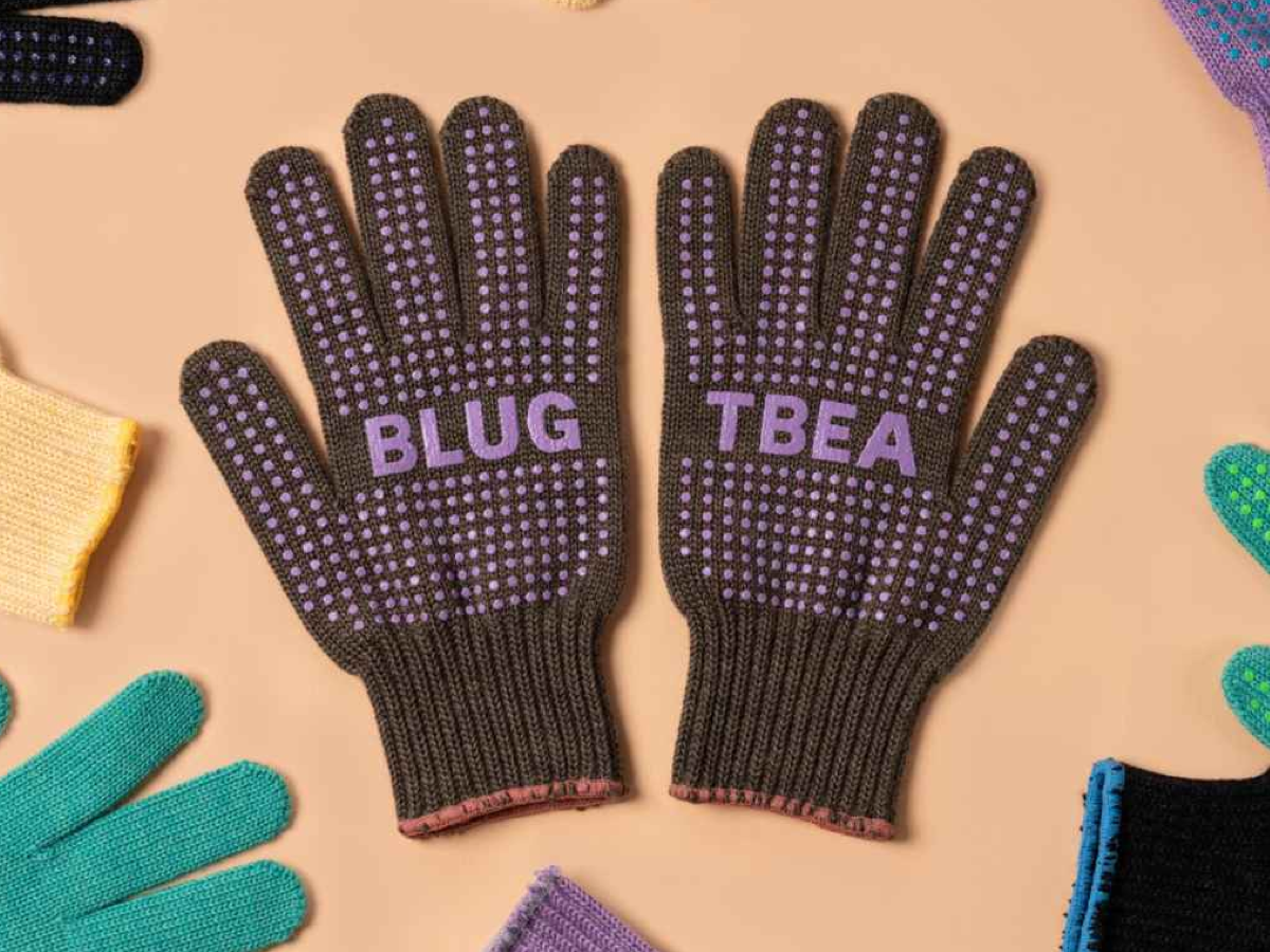 Gants laine mérinos Blue Lug x Tembea marron avec points anti-glisse violets, vue à plat des deux paumes