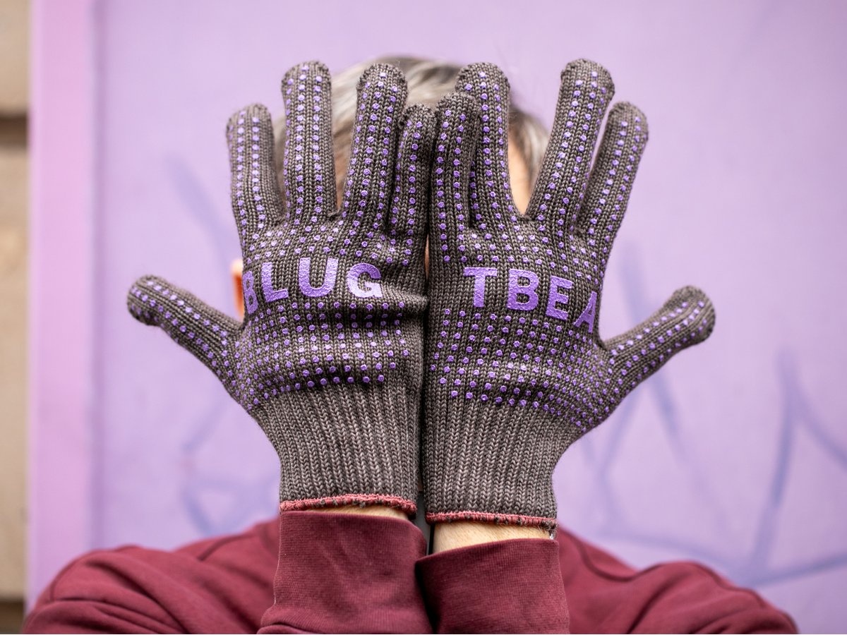 Gants laine mérinos Blue Lug x Tembea marrons avec marquage et points anti-glisse violets