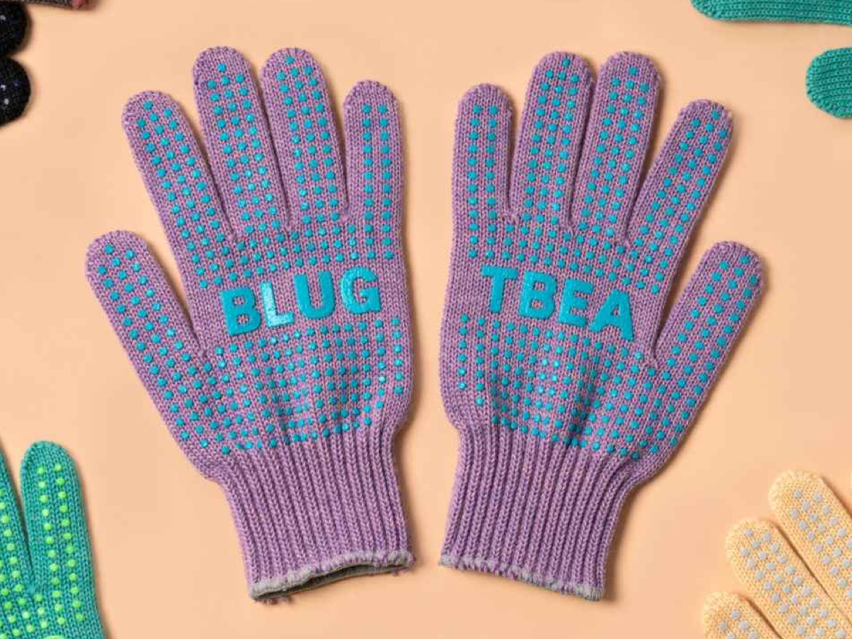 Gants laine mérinos Blue Lug x Tembea lavande avec points anti-glisse turquoise, vue à plat des deux paumes