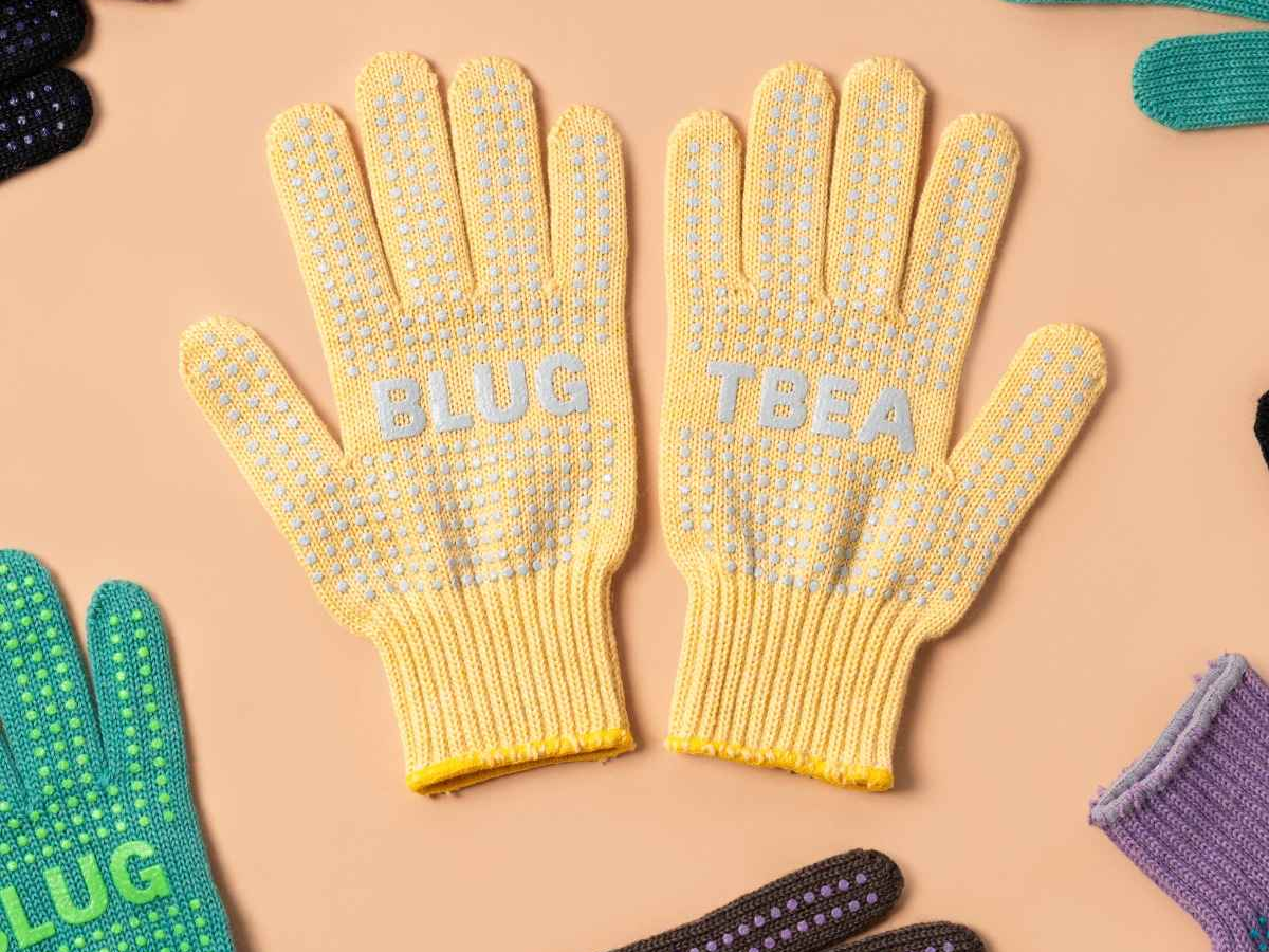 Gants laine mérinos Blue Lug x Tembea jaunes pales avec points anti-glisse gris, vue à plat des deux paumes