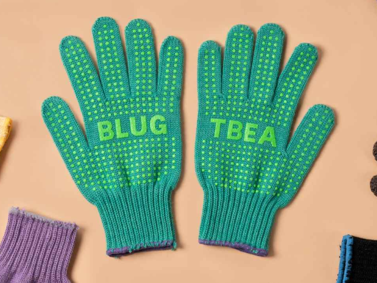 Gants laine mérinos Blue Lug x Tembea turquoise avec points anti-glisse vert fluo, vue à plat des deux paumes