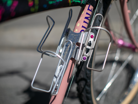 SUPPORT PORTE BIDON BOTCHED CYCLES ACIER - DRAGONFLY PRÉCOMMANDES (PRÉVU FIN JUIN)
