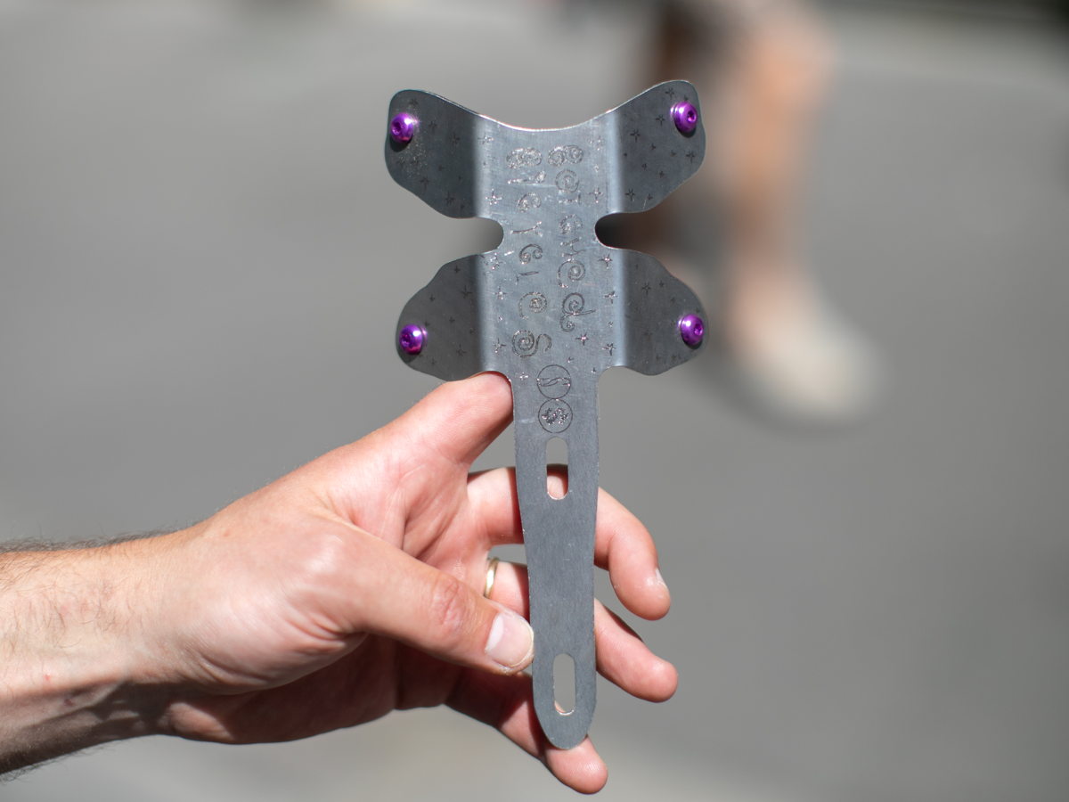 SUPPORT PORTE BIDON BOTCHED CYCLES ACIER - DRAGONFLY PRÉCOMMANDES (PRÉVU FIN JUIN)