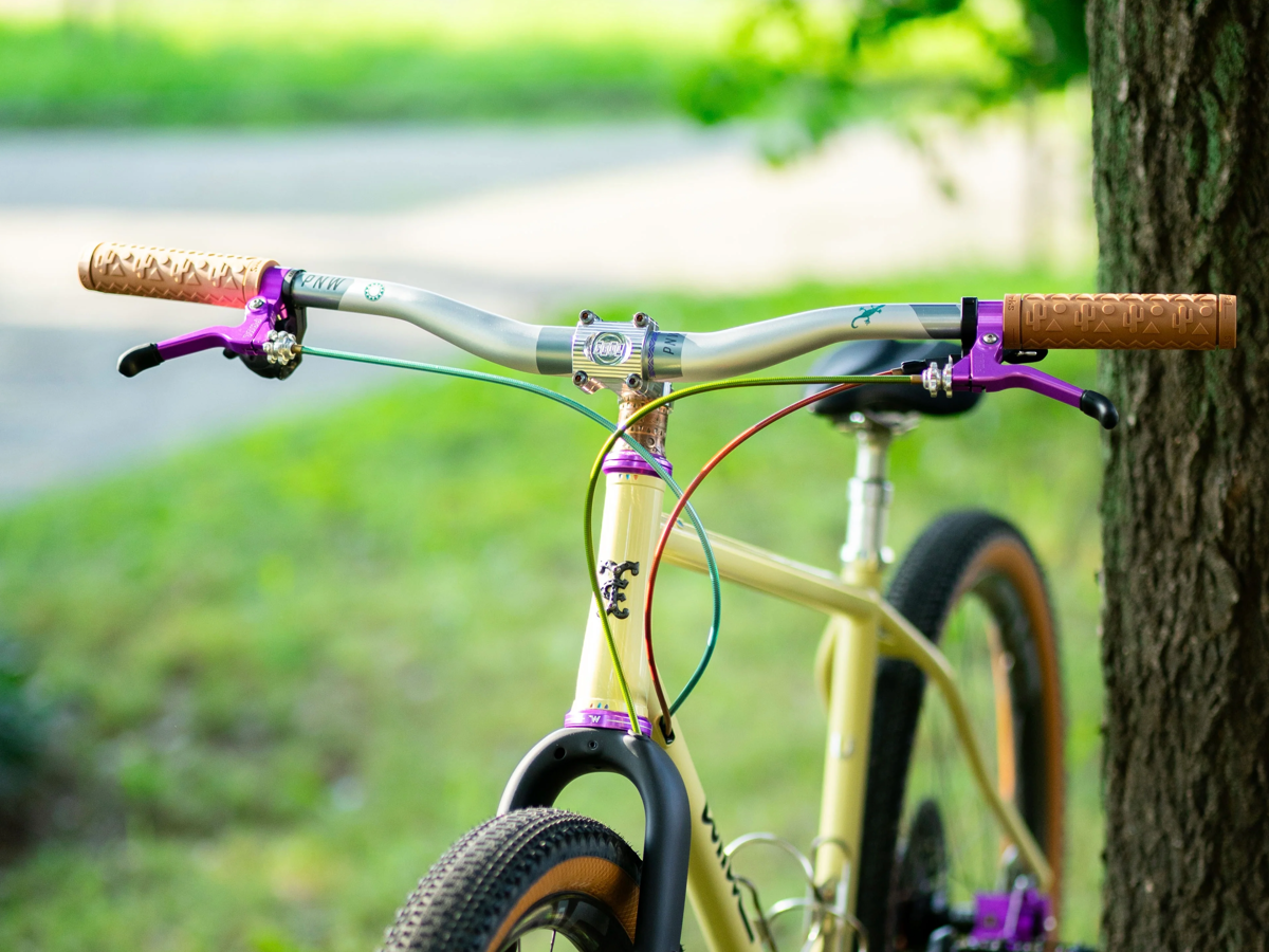 POIGNEES FARWEST - TOMII CYCLES X SIMWORKS FARWEST
