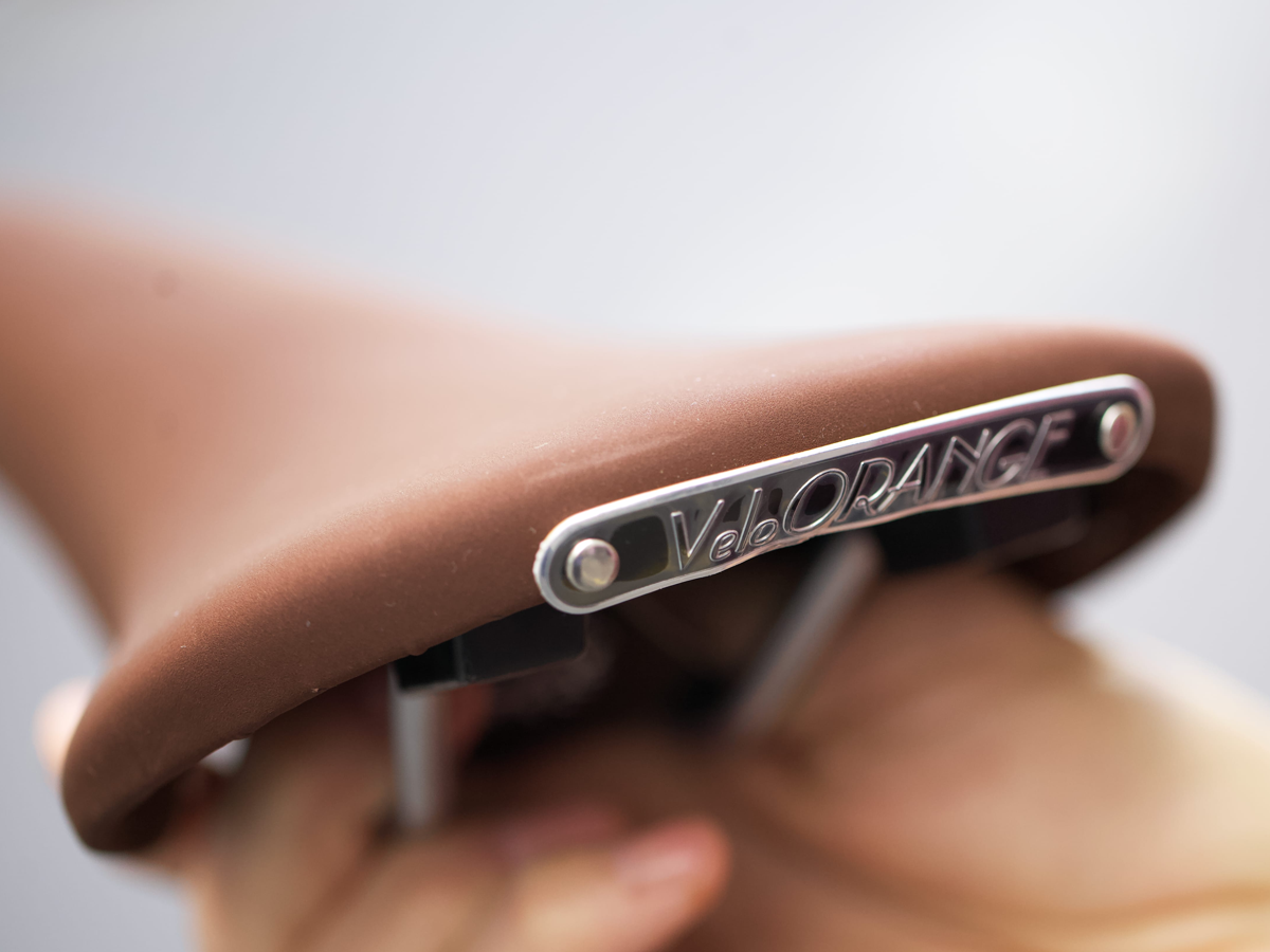 VELO ORANGE MICROFIBER TOURING SADDLE BROWN La Chouette Paris